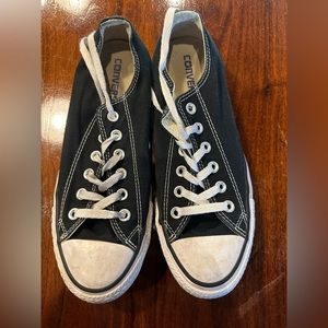 Low top black Converse, Men’s 7/Women’s 9